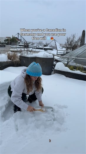 hannah teslin ⚓️ on Instagram: "German snow x Canadian Maple ❄️🍁 save this fun Canadian treat 😆 make sure the snow is FRESH! This comes from east Canada, maple taffy recipe! Heat the maple syrup to 113 deg Celsius or to ‘soft ball’ candy state For people concerned: Snow acts like a kind of atmospheric "scrubbing brush,". The longer the snow falls, the lower the pollution levels in the air, and thus in the snow. After a few days of snow, snow is fine to ingest, in small amounts 😉 #lifeingerman
