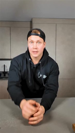 Kalle Wallin on Instagram: "KALAKEITTOPÄIVÄ 3.2! Savukirjolohikeitto (8-10hlö, 60min) • n. 1kg Lämminsavukirjolohta • 1 kg Perunoita • 500 g Porkkanoita • 1 Sipuli • 2 dl Kuivaa valkoviiniä • 1 Sitruunan kuori • 1 l Kalalientä • 2dl Kuohukermaa • 1 Ruukku tilliä • 10 Maustepippuria • 2 laakerinlehteä • 1 tlSuolaa • 1 tl Mustapippuria • 1 rkl Voita H233 P229 R182 Kcal 3475 paino n.4kg 1. Pilko perunat ja porkkanat sopiviksi suupaloiksi. Mausta suolalla ja mustapippurilla. Paahda 220 asteisessa uu