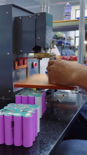 Lithium Battery Connection Process. #LithiumBattery #MachinePower #TechnicalSkills #SafeOperation #EnergyEfficiency | Bazmechanic