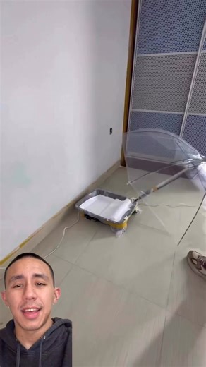 Painting the Ceiling Without Covering the Room using an umbrella?☂️ Credit:@depintorprapintor #drywall #painting #sheetrock #construction #carpentry #remodel #woodworking #wood #carpentrytips #contractorlife #measuretwicecutonce #smartbuilding #worksmarter #craftsmanship #buildbetter #reactionvideo #reaction #viral #reels #remodel #lifehack #fyp #diy #home #fypage #painter #paints | Santialb Media