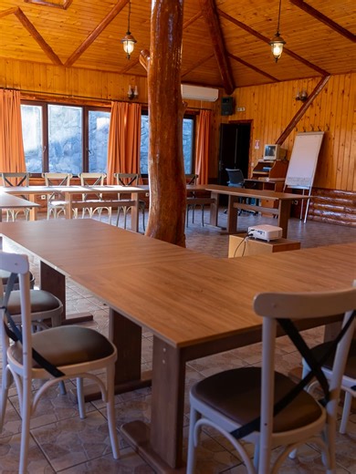 Ideile bune apar atunci când scoți echipa din rutină 🌿 La Complex Albota, conferințele se îmbină natural cu relaxarea: ședințe eficiente ziua, aer curat și timp de calitate seara. ✨ Business, fără grabă. 📩 Rezervă sala de conferințe – link în bio