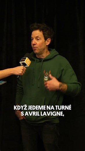 Pierre Bouvier ze Simple Plan o Avril Lavigne a o tom, jak se v kapele stále cítí tak trochu „mladý a hloupý“. 😝 Přesně tak, jak to zpívá s Avril Lavigne v jejich společné písni "Young & Dumb" . 🧑‍🎤🎶 Celý rozhovor sledujte na ÓČKO STAR dnes od 18:00, v repríze zítra od 10:00. 🎤 #ockostar #simpleplan #avrillavigne | ÓČKO STAR
