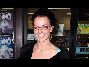 Britney Spears Tells Paparazzo His Pics Are 'Horrible', Ditches Assistant At Gas Station [2007]