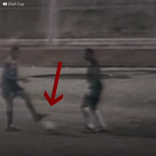 Im Jahr 1994 kam es zu dem vielleicht absurdesten Spiel der Fußballgeschichte. Barbados musste im Karibik-Cup gegen Grenada ran, doch aufgrund einer ungewöhnlichen Regel mussten sie bis zur letzten Spielminute den Spielstand halten, so dass die Spieler am Ende beide Tore verteidigten. | Cracks im Sport