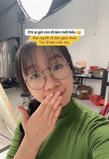 Điểm danh giờ này ai vẫn còn đi làm như tui 😂😂😂 #handmodel #handtalent #vlog