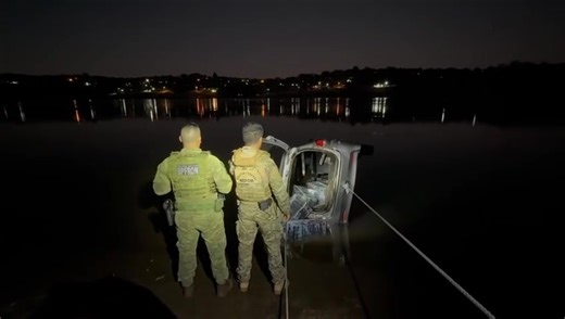 Narcos lanzaron al río un auto cargado con drogas y dispararon contra policías Una operativo policial en la madrugada del martes, a orillas del río Paraná, en Foz de Iguazú, Brasil, resultó en la detención de un individuo y en la incautación de un vehículo cargado con 200 kilos de marihuana. El incidente comenzó alrededor de las 2:30, cuando los equipos policiales intentaron acercarse a un vehículo que huyó hacia la barranca del río. Durante el intento de evasión, el conductor lanzó el automóvil