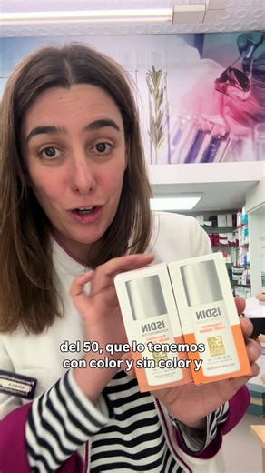 No hace falta estar en la playa para usar protector solar ☀️ De hecho, hay algo que casi nadie tiene en cuenta: Algunos medicamentos pueden hacer tu piel más sensible al sol. 💊 Ibuprofeno 💊 Anticonceptivos hormonales 💊 Algunos antibióticos Pueden favorecer manchas, irritación o quemaduras más intensas con la radiación UV… incluso en ciudad y en días nublados. Como farmacéutica, te lo resumo fácil: si estás tomando medicación → el SPF es parte del tratamiento. Porque tu piel no solo responde a