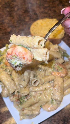 Chicken & shrimp pasta bake 😋 | shrimp alfredo pasta