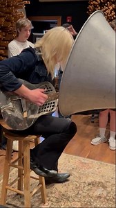 Making a recording on a c. 1905 Edison phonograph 📣🎸 Crédit : theblackbirdacademy #recording #guitar #guitarist #guitarplayer #vintage | guitaristes.officiel