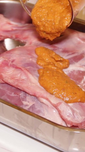 🐑 Epaule d'agneau rôti au four 🎥 Nouvelle vidéo spéciale pour l'Aïd al-Adha ! 🐑🌙🕌 La recette d'épaule d'agneau rôti au four, un plat délicieux et traditionnel pour célébrer cette fête sacrée. La viande est incroyablement tendre et juteuse, fondant comme du beurre ! 😋🍖✨ 📖 Ingrédients: une épaule de 2à 2.5kg 1 oignion rouge 6 gousses d'ail 1 tomate des brins de romarin sel et poivre 1 c a c de miel 1 c a c de concentré de tomate huile d'olive 1- faire revenir l'oignion et l'ail dans une po