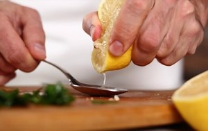 Gourmet Hacks: 5 BEST Substitutes for Lemon Oil 2025