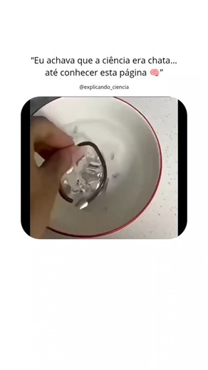 Explicando Ciencias on Instagram: "Limpiar la plata con agua caliente, bicarbonato de sodio, sal y papel de aluminio utiliza una reacción de electrólisis simple. Cuando los objetos de plata se colocan en un recipiente forrado con papel de aluminio y se cubren con la mezcla, comienza una reacción química. El bicarbonato de sodio y la sal ayudan a transferir electrones entre la plata deslustrada y el aluminio. Mediante este proceso, el azufre que causó el deslustre (sulfuro de plata) se separa de