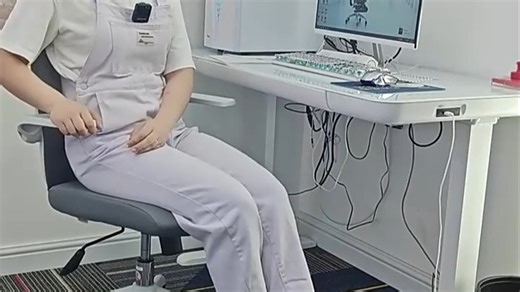 ErgoChair 人体工学椅，扶手可上扬设计，久坐不累，办公阅读更舒适，释放肘部压力，提升工作效率，适合家庭和办公室长期使用。