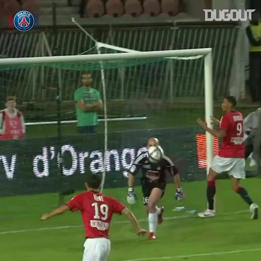 🔙🎥⚽️ Dugout 9⃣ years ago, the Brazilian Nenê joined Paris Saint-Germain ✨ C'était il y a 9⃣ ans, le brésilien Nenê rejoignait le Paris Saint-Germain ✨ 112 games 48 goals ⚽️ 📺 : http://bit.ly/2JIk2f9 🔴🔵 #ICICESTPARIS | PSG - Paris Saint-Germain
