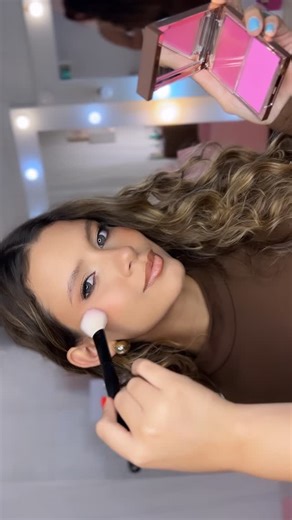 Vanessa Schmidt | MAQUIAGEM PIRACICABA on Instagram: "Um amor chamado: blush 💖✨ • • Model: @pereira_jeniih • #maquiagempiracicaba #maquiadorapiracicaba #maquiadorpiracicaba #maquiagembeauty #maquiagem"