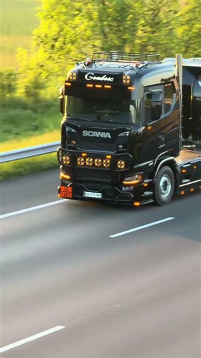 Scania with milk tank on highway #pourtoi #transportbeau 💥🚛💨🚨😍 #romualdbeau #v8 #fyp