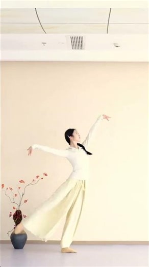 Graceful Classical Dance: Spring March by Hangzhou Dance Studio