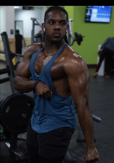 What are the benefits of Upright Row⁉️ The upright row gets a bad rap sometimes, but when it’s done well and programmed smartly, it can be pretty useful. Here’s what it brings to the table: Muscles it built by Upright Row: * Lateral deltoids (side shoulders) – the big one. Upright rows can add width to your shoulders. * Upper traps – that “yoke” area between your neck and shoulders. * Biceps & forearms – they assist with the pull and grip. * Upper back stabilizers – help control the movement. * 