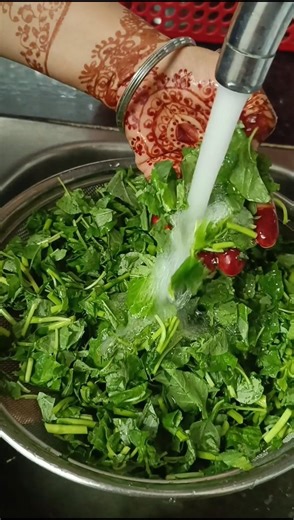 Homemade Green saag Recipe|Simple and Delicious 😋 #shorts #ytshorts