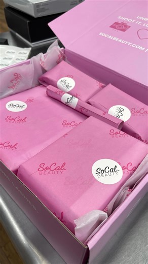 SoCal Beauty™️ on Instagram: "lash tip you’ll want to save 💡 for proper extension application, gently insert the extension 1–2mm into the adhesive bubble using a slow, controlled motion. 🔍 if you’re seeing adhesive beads or buildup when pulling away, you’re dipping too fast aim for a barely-there adhesive coating at the base for clean sets + better retention ✨"