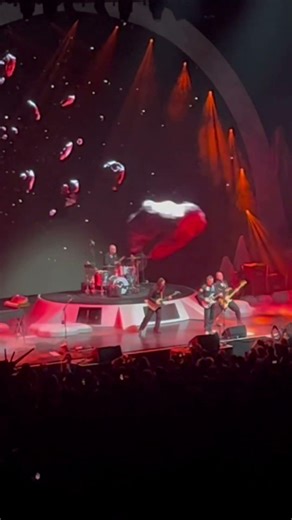 Weezer Live 2024 – “Hits Different 🎸🔥 #Weezer #WeezerLive
