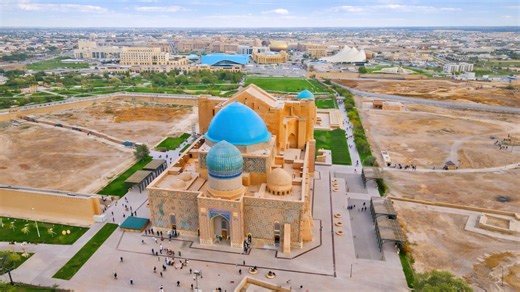 As impressionantes cúpulas turquesa do mausoléu Yasavi em Turkestão