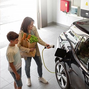 E-Auto zu Hause aufladen? Hier findest du die Checkliste! 🏠💡 Erfahre alles über Wallboxen, Leistung und Kosten. | ADAC