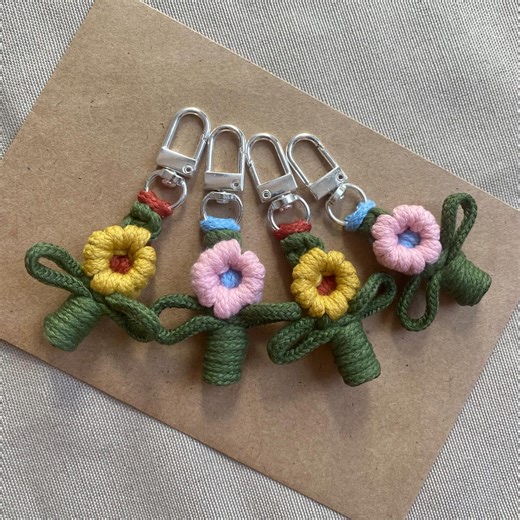Handmade Macramé Single Daisy Bag Charm, Flower Keychain: Boho Accessory - Etsy