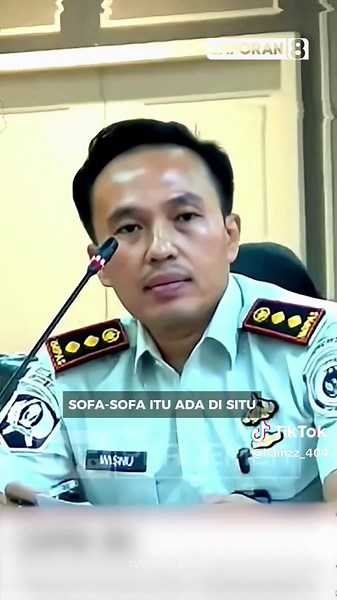 bohong nya bohong banget 😹 Yanuar Arif Ngamuk dan Cecar Kalapas Cibinong soal Ombudsman: Jangan Tutupi Kebohongan dengan Kebohongan Rapat Dengar Pendapat (RDP) Komisi XIII DPR RI dengan jajaran Kementerian Imigrasi dan Pemasyarakatan membahas tindak lanjut hasil sidak Ombudsman RI di Lapas Kelas IIA Cibinong, Senin (28/9/2026). Dalam rapat tersebut, anggota Komisi XIII DPR RI Yanuar Arif Wibowo mencecar Kalapas Cibinong soal keberadaan sejumlah fasilitas, termasuk figura, kulkas, sofa, hingga C