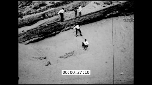Cinemateca Portuguesa - Museu do Cinema on Instagram: "Cascais – Praia do Guincho (1927) é um filme doméstico que integra o espólio do Maurício Dias Ferreira. Exercício familiar, físico e fílmico, nele assistimos às acrobacias de primos e tios, crianças e adultos, em Agosto de 1927, areia abaixo. Industrial natural da Quintã do Loureiro (Cacia, Aveiro), Dias Ferreira era proprietário da antiga Fábrica de Tintas A. Ferreira, sediada em Lisboa e especializada na produção de tintas, colas, guaches 