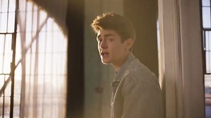 Asher Angel新单《Chills》MV