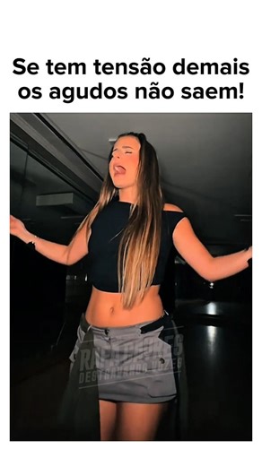 Rafa Cayres | Canto e Técnica Vocal on Instagram: "⚫️LEVEZA INTERNA PODE LEVAR A TENSÃO EXTERNA!⚫️ _ Pra chegar em região hiper agudas como desta música Golden que está bem alta neste momento, é necessário uma permissividade e uma leveza grande nas pregas vocais. Somente você vai acessar um MIX de Cabeça pra chegar nesta região. Mas qual o "problema"? _ Quanto mais leveza alcançamos na produção vocal, maior o risco de compensar com Tensão Externa, ou seja, tensão no pescoço, na mandíbula ou na C