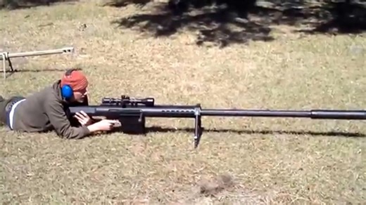 美国巴雷特公司研制的.50 BMG口径半自动反器材狙击步枪Barrett M82