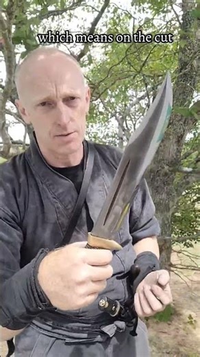 How to fight with a Bowie knife and what sets this knife apart.