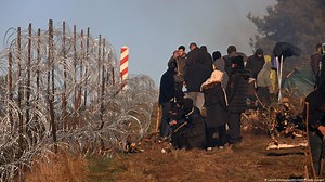 Migrants stuck in cold at EU border