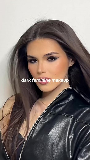 Tutorial de Dark Feminine Makeup con Elvira | TikTok