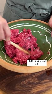 Sprød og snasket 🤠-toast! Den helt perfekte toast, som du kan spise som når som helst. Hvis du ikke kender klassikeren, så er det helt kort: Toastbrød, hakkebøf, dressing, bløde løg og masser af ost 🤤 Behøver vi overhovedet af sige mere? | nemlig