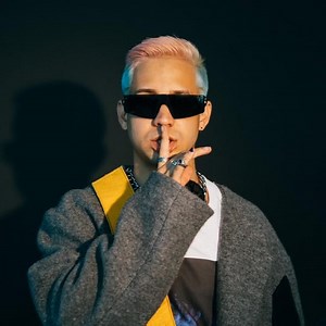 VOLANDO (REMIX) (PART. BAD BUNNY Y SECH) - Mora - LETRAS.COM