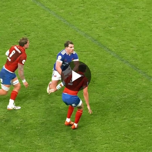 ⚔️ 𝗜𝗹 𝗲𝘀𝘁 𝗱𝗲𝘀 𝗮𝗰𝘁𝗶𝗼𝗻𝘀 𝗾𝘂𝗶 𝗿𝗲́𝘃𝗲̀𝗹𝗲𝗻𝘁 𝘂𝗻𝗲 𝘃𝗮𝗹𝗲𝘂𝗿 Sur une séquence du match face à l’Italie, on voit Antoine Dupont pris dans un espace fermé, sous pression… | Geoffroy B. | 24 commentaires