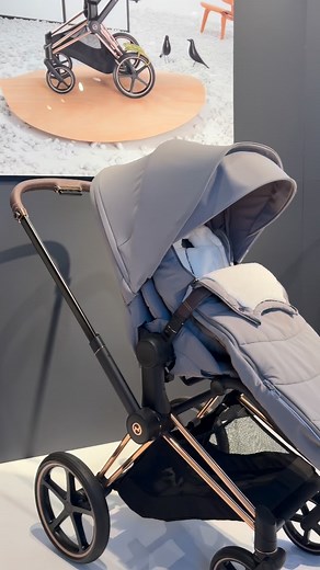 1.1K views · 11 reactions | Když udeří zima, pořiďte si ideální doplněk pro kočárky — Platinum Footmuff! Fusak v kombinaci se správným oblečením udrží dítě v teple i při teplotách do -10 °C a vy se tak můžete podělit o kouzlo zimy se svým dítětem. #CYBEX #CYBEXFamily #CYBEXPlatinumFootmuff | CYBEX | Facebook