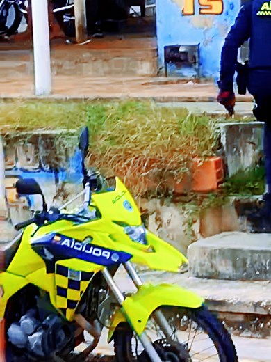 Cop with a junk bike 👮‍♂️🏍️😂