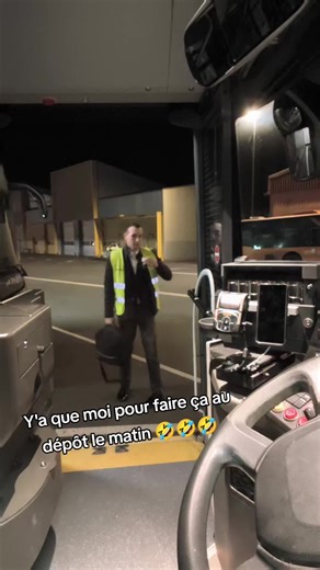 Ma collègue derrière 🤣🤣🤣🤣 aller très bonne journée à tous et à plus dans le bus avec le sourire 🫵🤙 #pourtoi #bus #transport