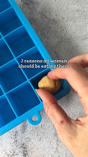 SO much goodness in these 5 ingredient, no bake millionaires shortbread bites, perfectly portioned and so much better for you than a shop bought snack! Save these for your next bake… Here’s how 👩‍🍳 For the cookie dough 🔹1/2 cup ground almonds 🔹3 tbsp peanut butter 🔹2 tbsp maple syrup Optional: 1 tbsp vanilla protein powder, for extra protein 🔹 4-6 dates 🔹 1/2 cup chocolate chips ▪️ melt chocolate in a bowl over a saucepan with two inches of water in on a low heat stirring gently until mel