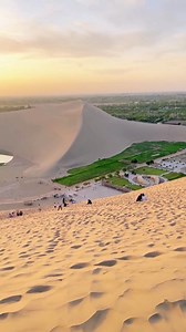 🌜Crescent-shaped lake in desert 🏜️ 📍Dunhuang Crescent Moon Lake, Gansu The Crescent Lake is a manifestation of a miracle itself - to retain water in a lake for over 2000 years 👏👏 . 🎥:credit to douyin @土牛 @漫摄君🌈 #china #gansu #dunhuang | HiChina Travel