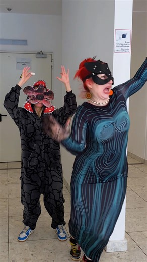 Don't eat me, Demo... 😄🏃🏿 #funny #demogorgon #pranks #ruiva #catwoman #strangerthings #cosplay #fyp