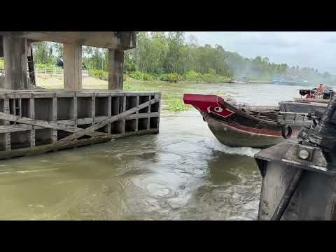 The boats passed through the sluice gate.