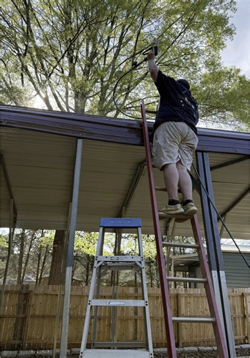 Big Boy on a Ladder: A Humorous Pressure Washing Moment