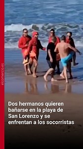 🏝️ Dos hermanos leoneses de mediana edad se metieron en el agua de la playa de San Lorenzo, en #Gijón, pese a que ondeaba la bandera roja 🟥 por el oleaje. Se enfrentaron a tres socorristas e incluso uno trató de ellos de llegar a las manos con un salvamento, con algún empujón que otro. 🗣️ El lío se prolongó unos minutos bajo la atenta mirada de varias personas, que abuchearon al protagonista de los hechos que mostraba mayor agresividad. Lo llamaron a voces «gamberru», «faltosu» o «babayu». Mi