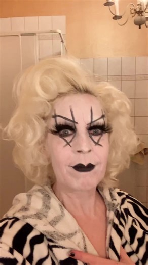 Goth Makeup Inspiration for Weekend Nights