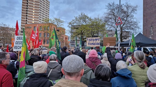 Hannover: Demo nach Vorwürfen von Collien Fernandes - Rathaus leuchtet orange